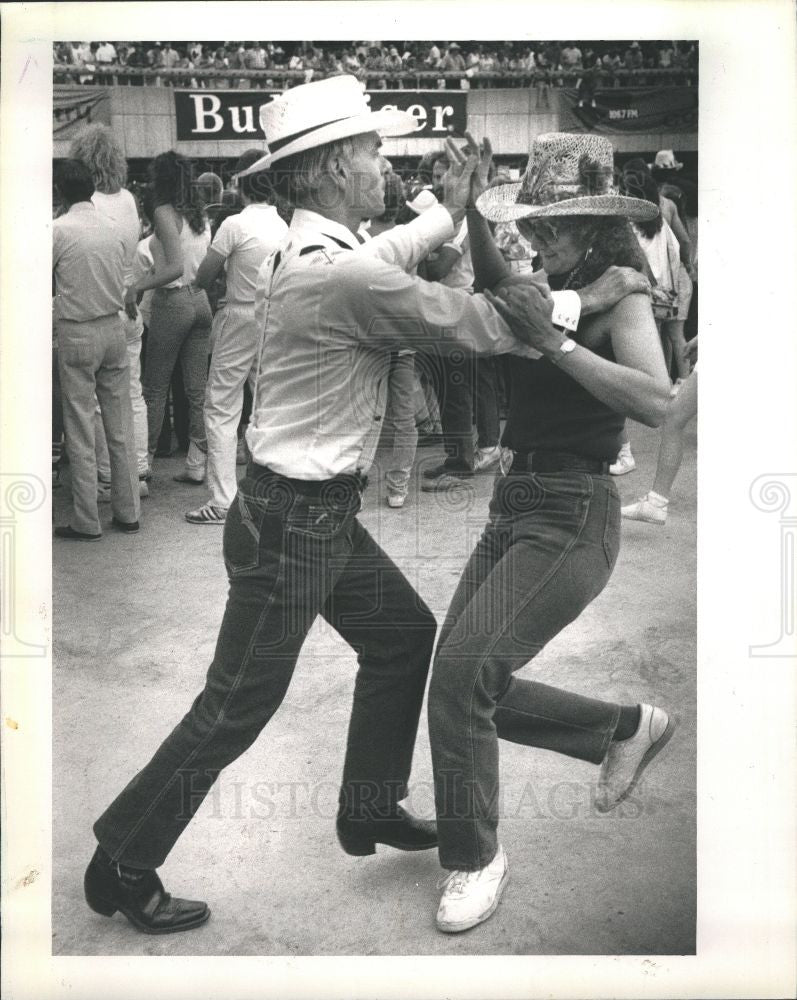 1988 Press Photo Darrel Nelson Judy Travis Hoedown hats - Historic Images