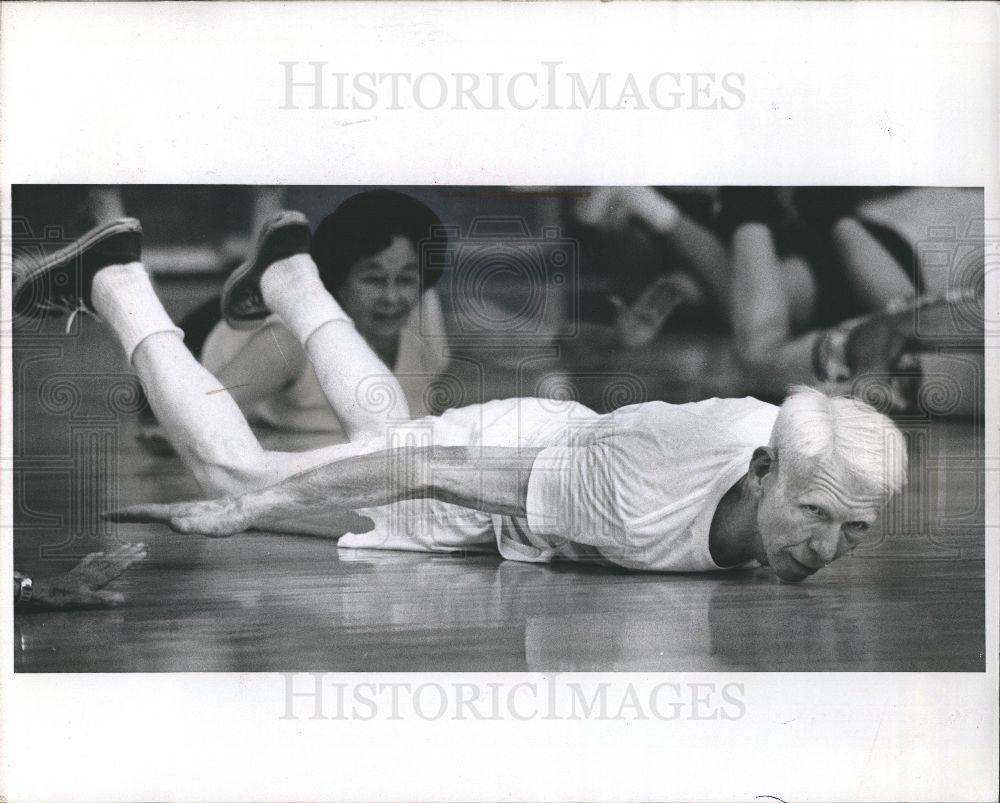 1971 Press Photo Charles Carman calisthenics exercising - Historic Images