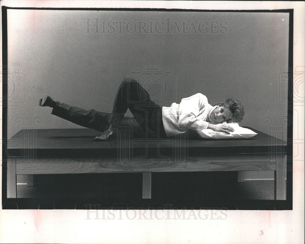 1989 Press Photo exercise WALL SIT - Historic Images