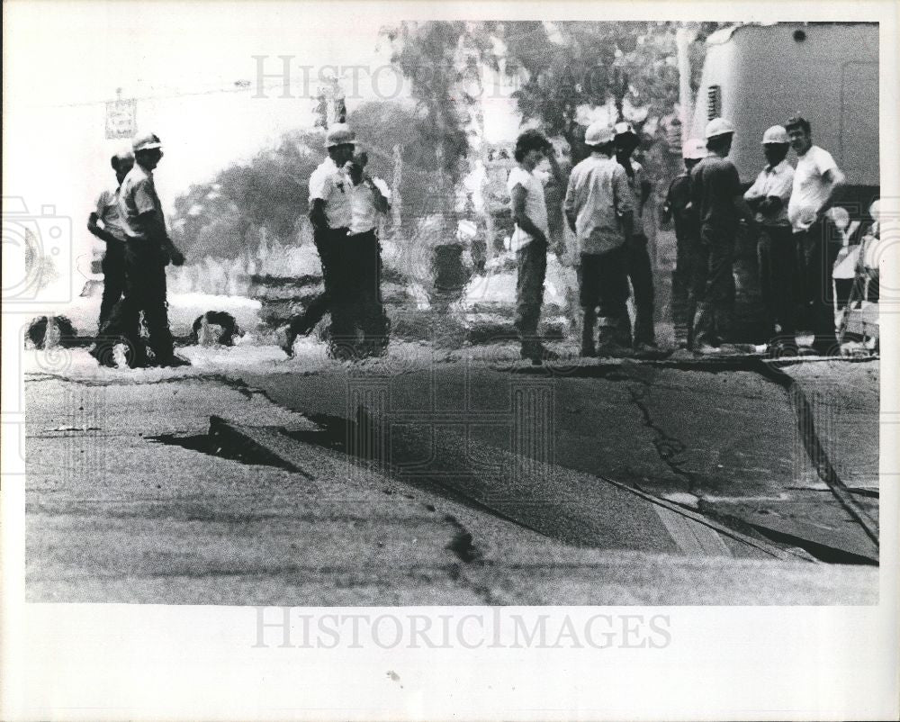 1977 Press Photo Eureka Road Natural Gas Leak Sinkhole - Historic Images