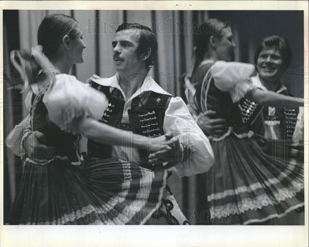 Press Photo Sarisan Slovak Dance Festival Plaza - Historic Images