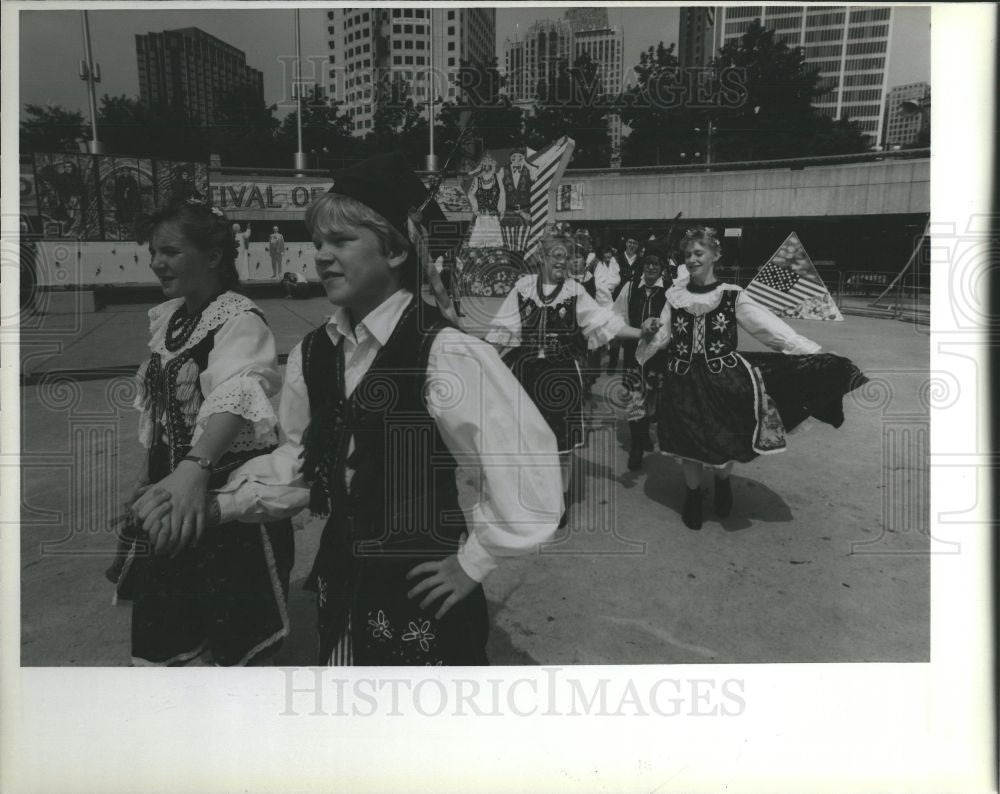 1988 Press Photo Hart Plaza Dancers Plymouth - Historic Images