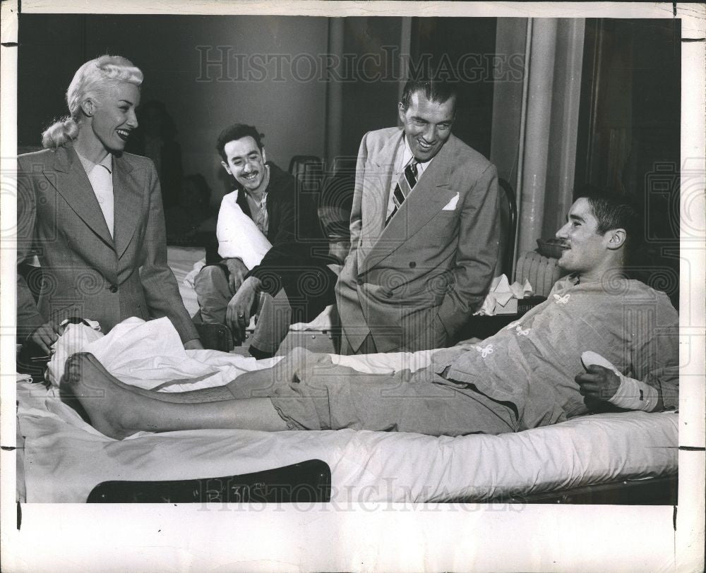 1951 Press Photo Sullivan Cast Toured Wards Member - Historic Images