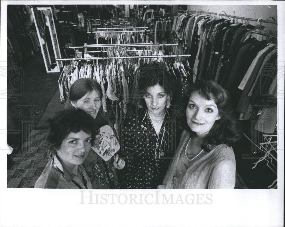 1979 Press Photo Suzanne Scaneider, Janet Johnson Linda - Historic Images