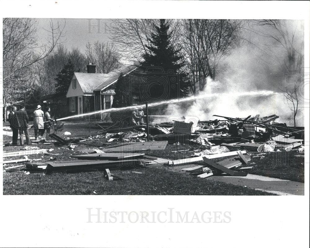 1982 Press Photo Fire fighters battle a blaze - Historic Images