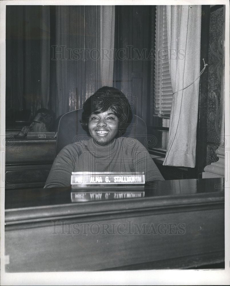 1972 Press Photo Alma Stallworth Smiling Office - Historic Images