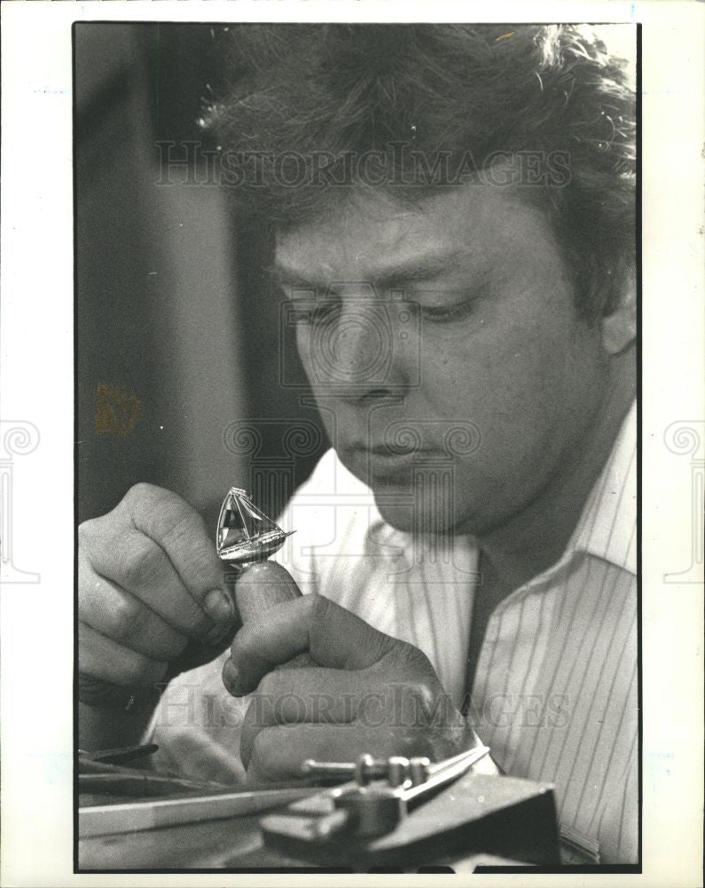 1990 Press Photo Mark Spoutz sailboat jewelry - Historic Images