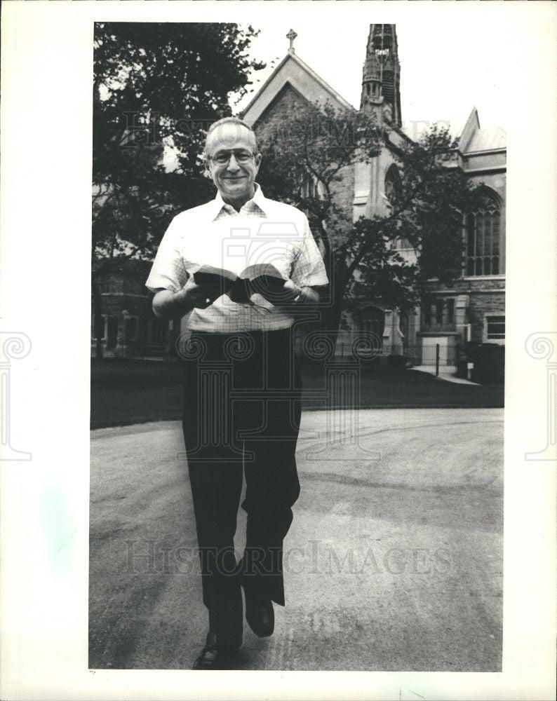 1988 Press Photo Archbishop Szoka, exercising - Historic Images