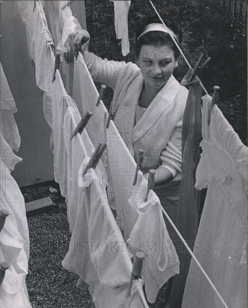 1962 Press Photo Emese Scklenzkay, Washing - Historic Images