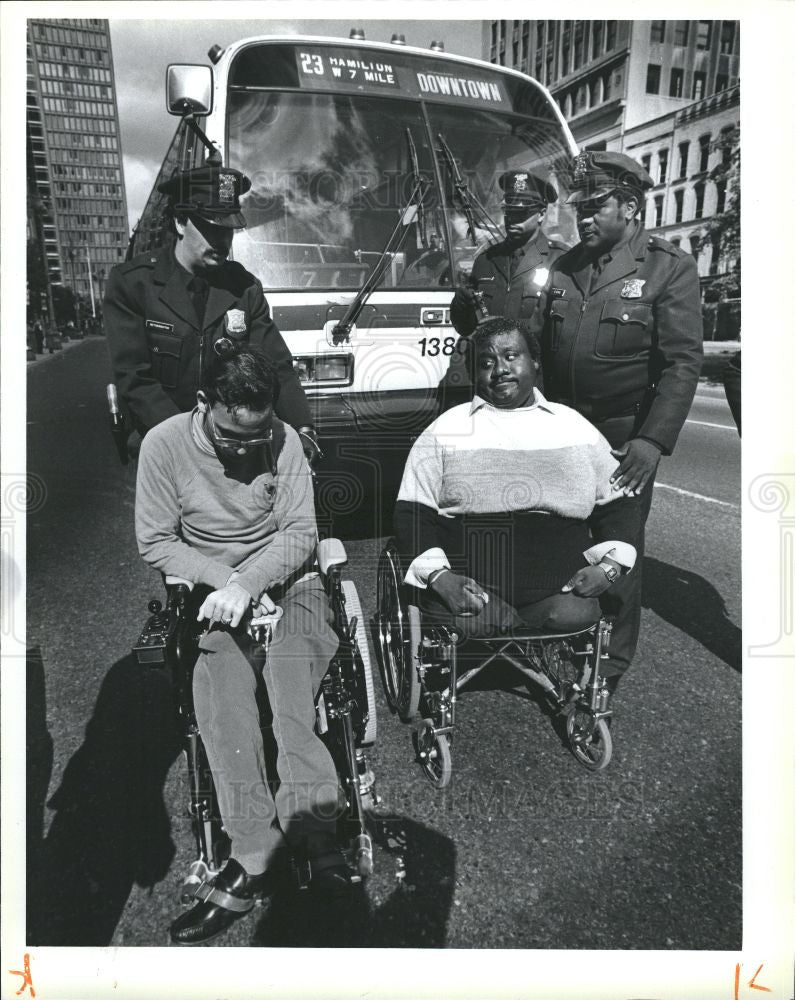 1986 Press Photo Protestors Police Woodward - Historic Images