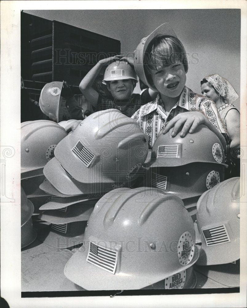 1972 Press Photo Hard Hats - Historic Images