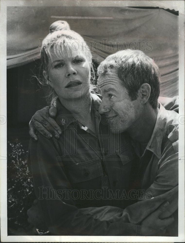 1975 Press Photo Loretta Swit and Mike Farrell - Historic Images