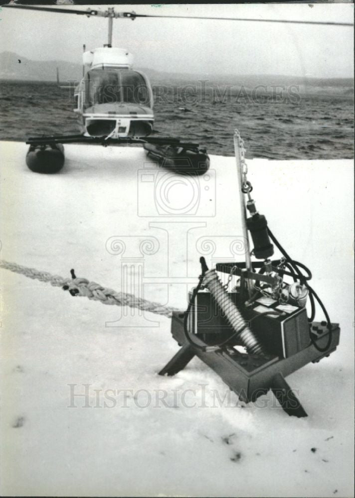 1985 Press Photo Helicopter Iceberg Ice Anchor Rope - Historic Images