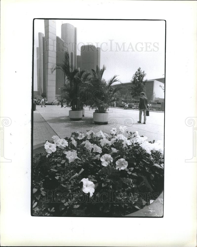 1980 Press Photo Hart Plaza Detroit Renaissance Center - Historic Images