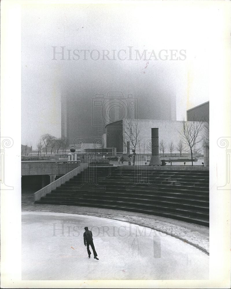 1979 Press Photo Saturday Detroit Hart Plaza Skater Fog - Historic Images