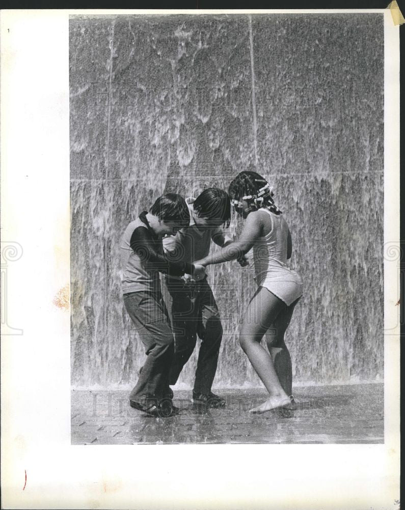 1980 Press Photo Children Play Dodge Fountain Plaza - Historic Images