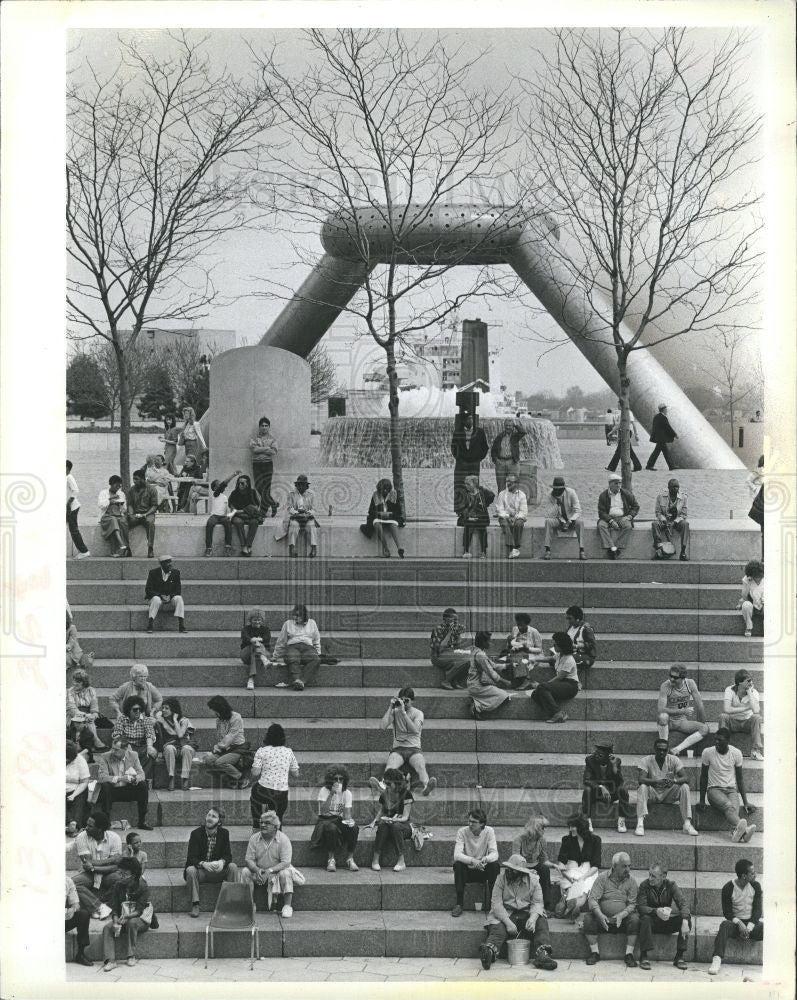 1984 Press Photo Hart Philip A. Plaza - Historic Images