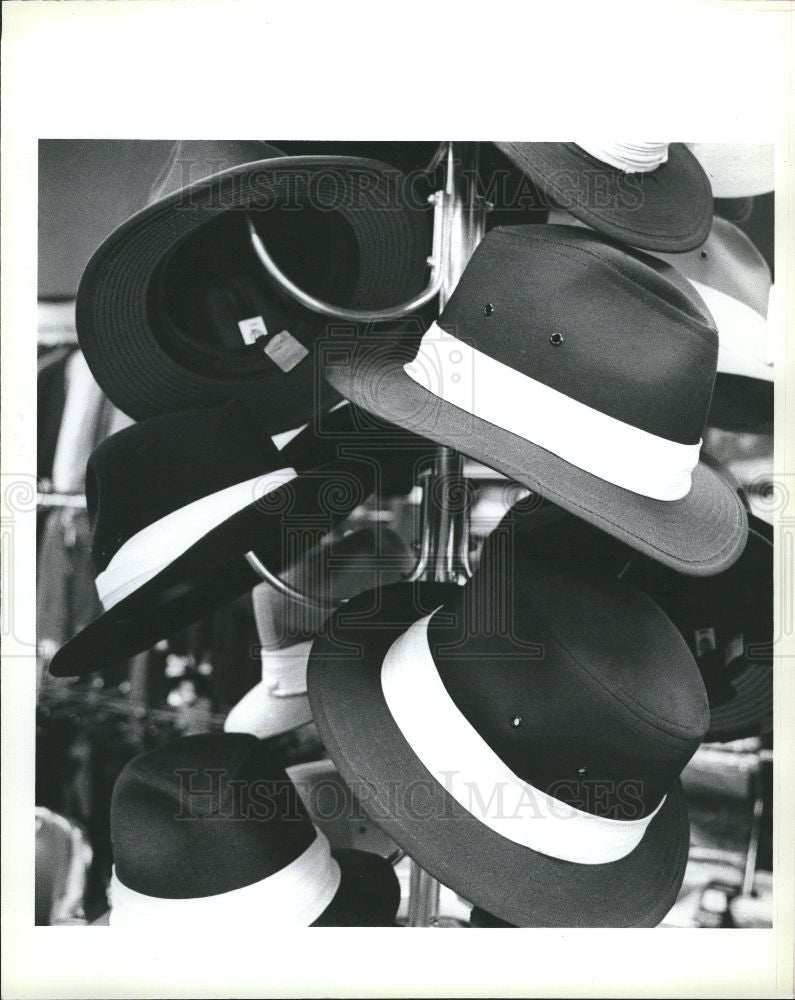 1986 Press Photo Louis The Hatter Shop - Historic Images