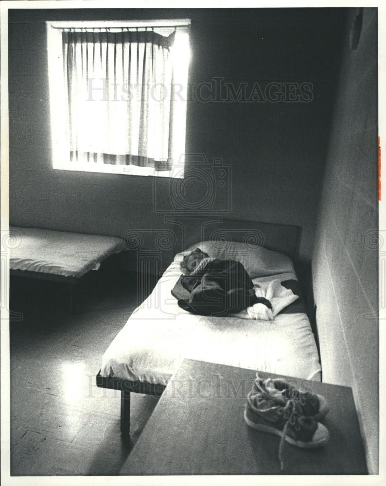 1982 Press Photo D.J. Healy Center nap time - Historic Images