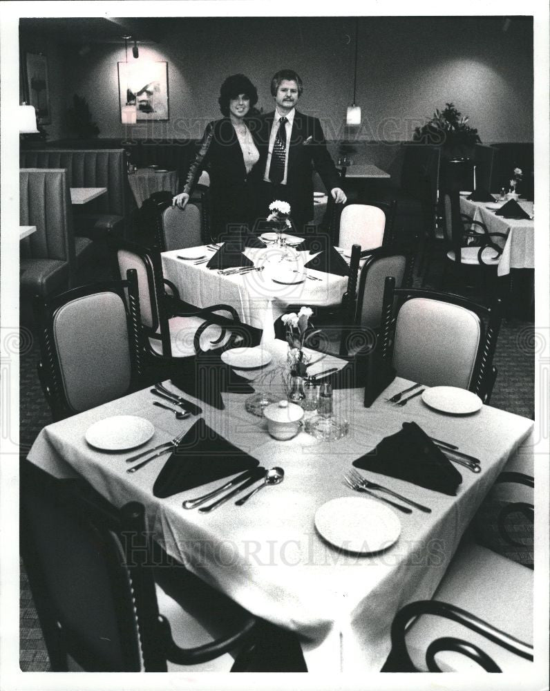 1982 Press Photo dimitri syros restaurant review - Historic Images