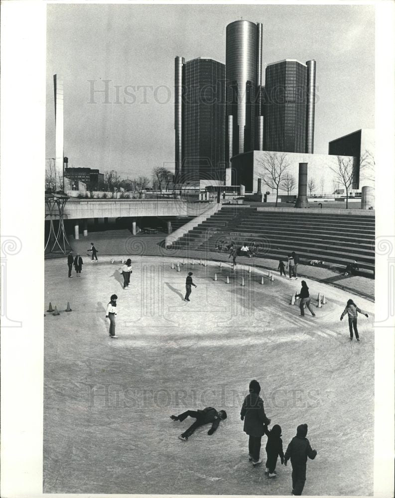 1983 Press Photo Detroit&#39;s Hart Plaza - Historic Images