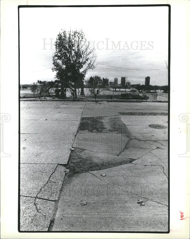 1985 Press Photo A DOWNTOWN WALKER&#39;S TOUR - Historic Images