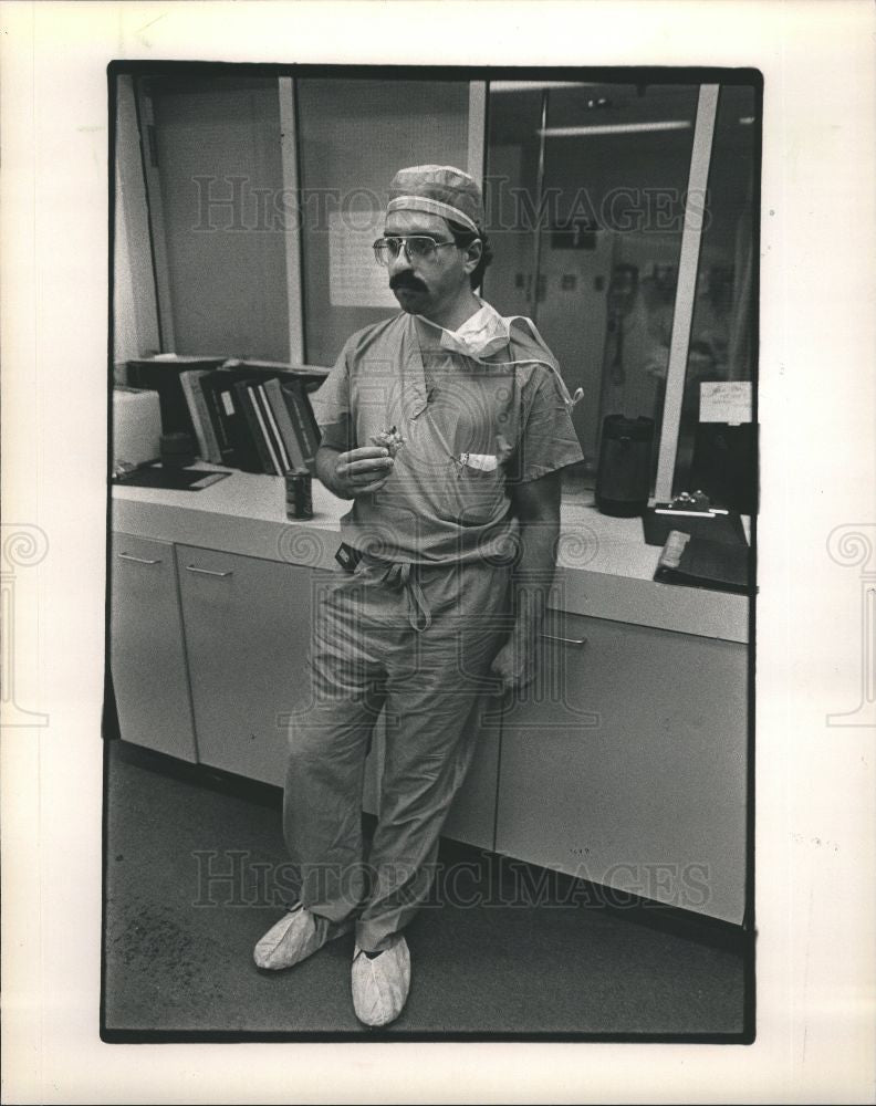 1988 Press Photo Doctor Susuito, break, procedure - Historic Images