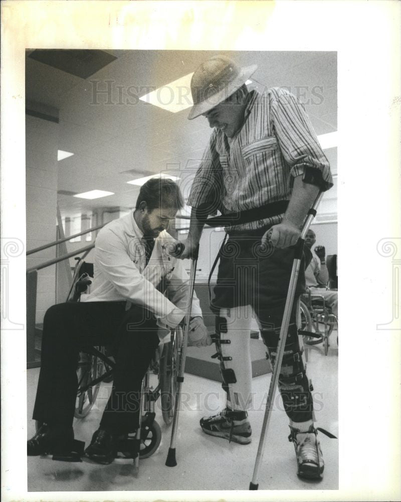 1988 Press Photo Dennis Giannini Roman Cucharski Det - Historic Images