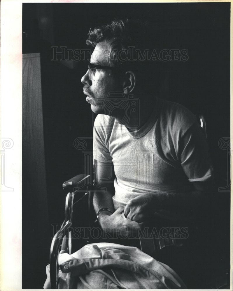 1981 Press Photo Disabled man wheelchair use one hand - Historic Images