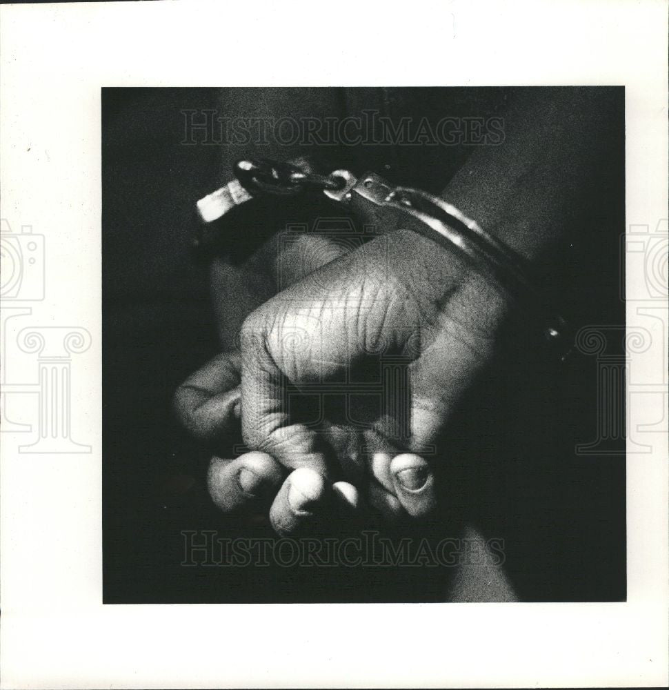 1986 Press Photo handcuffs manacles restraints criminal - Historic Images