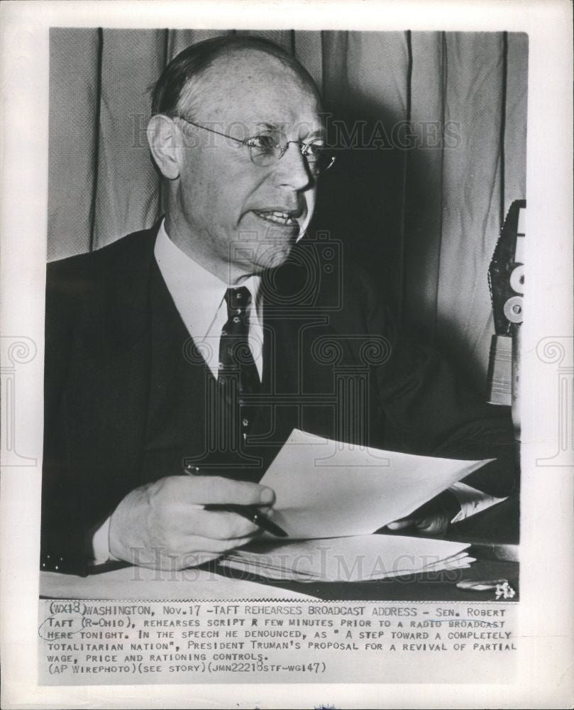 1947 Press Photo Sen. Robert Taft rehearses his script - Historic Images