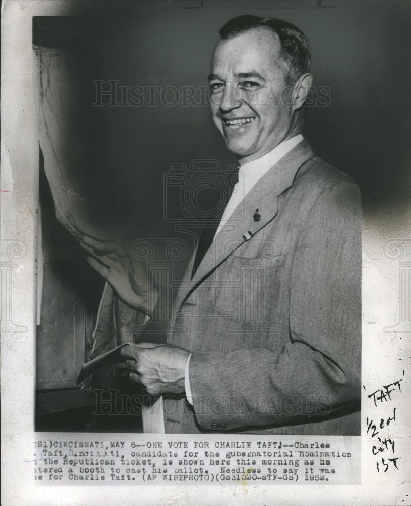 1952 Press Photo Charles Taft - casting his vote - Historic Images
