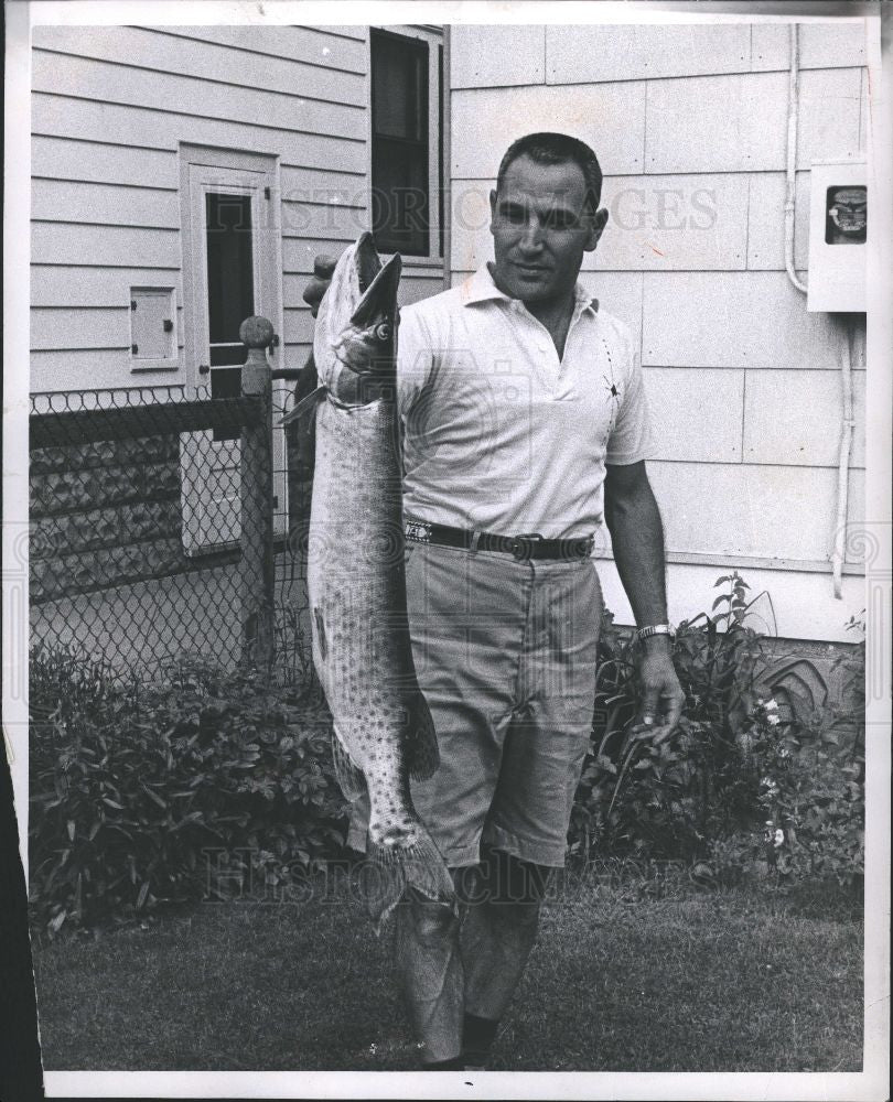 1960 Press Photo Jimmy Tafoya Musky Fish Lake St Clair - Historic Images