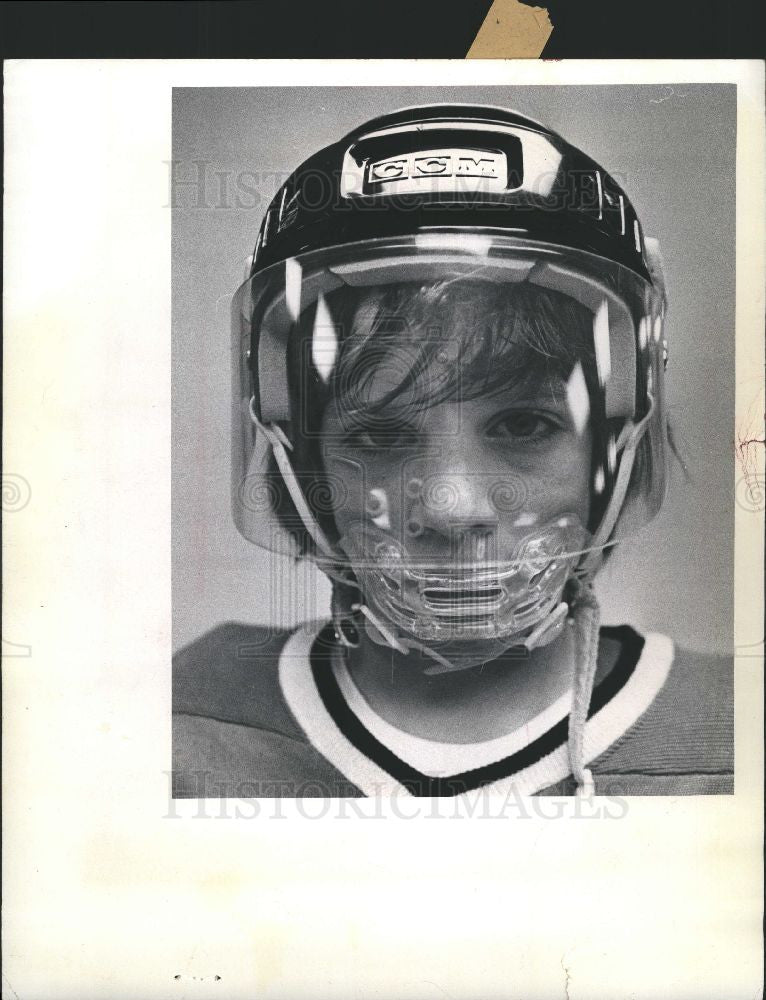 1974 Press Photo Helmet - Historic Images