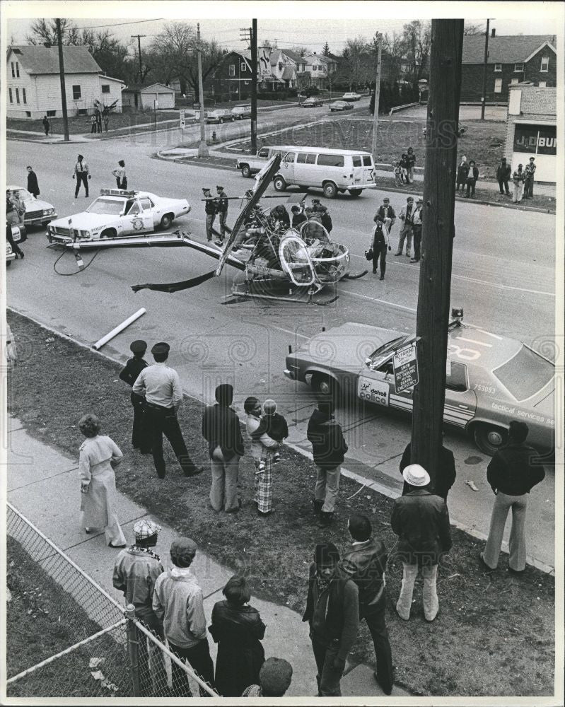 1976 Press Photo Helicopter Crash, Van Dyke. - Historic Images
