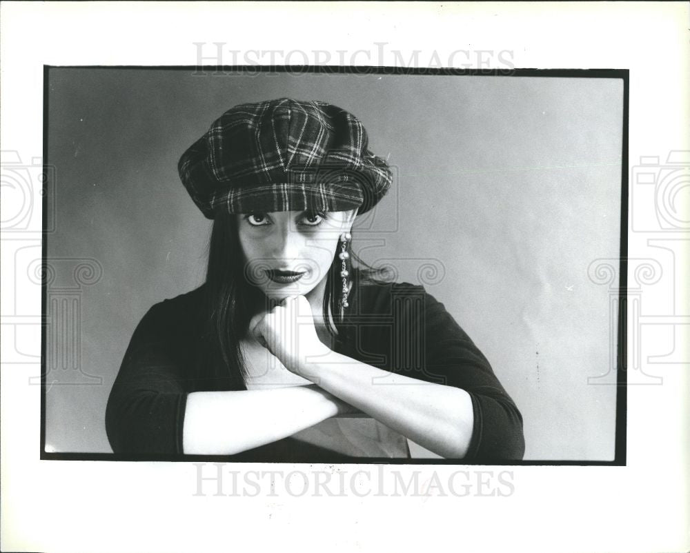1993 Press Photo apple cap ilver drop earrings New York - Historic Images
