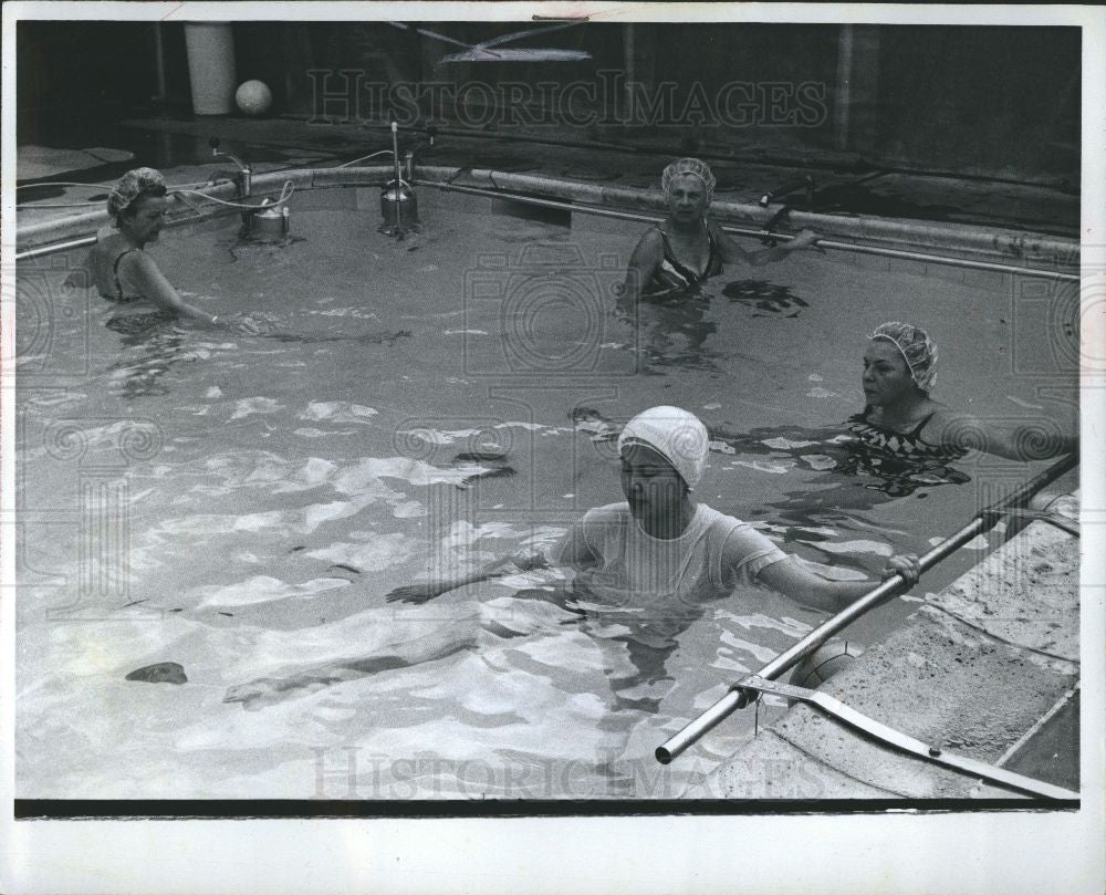 1975 Press Photo swimming pool excercises health spa - Historic Images