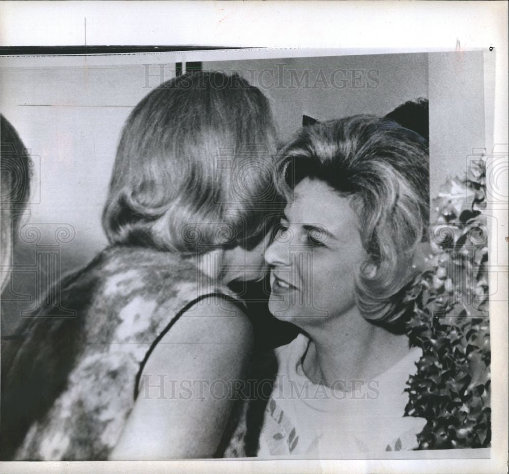 1965 Press Photo Mrs. Schirra  Mrs. Stafford - Historic Images