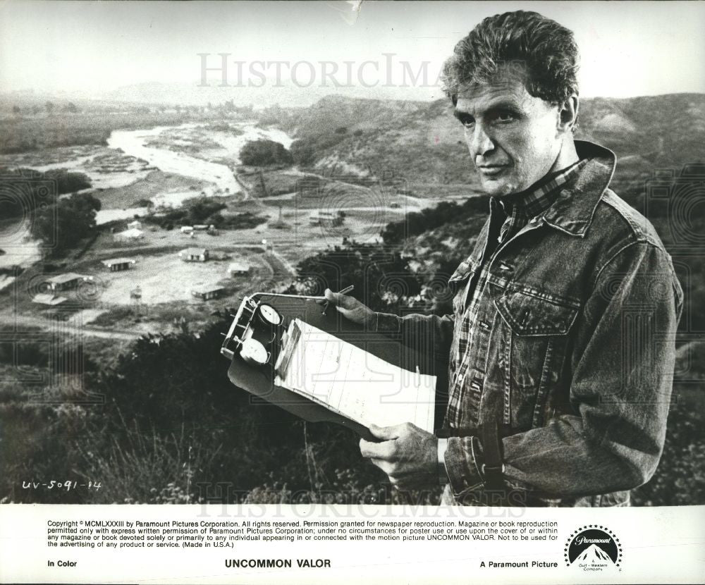 1985 Press Photo ROBERT STACK UNCOMMON VALOR - Historic Images
