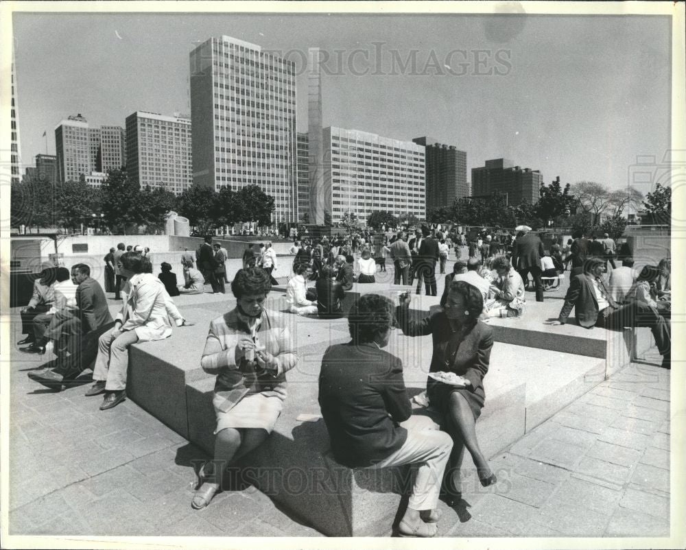 1985 Press Photo Philip A. Hart Plaza lunch crowd sun - Historic Images