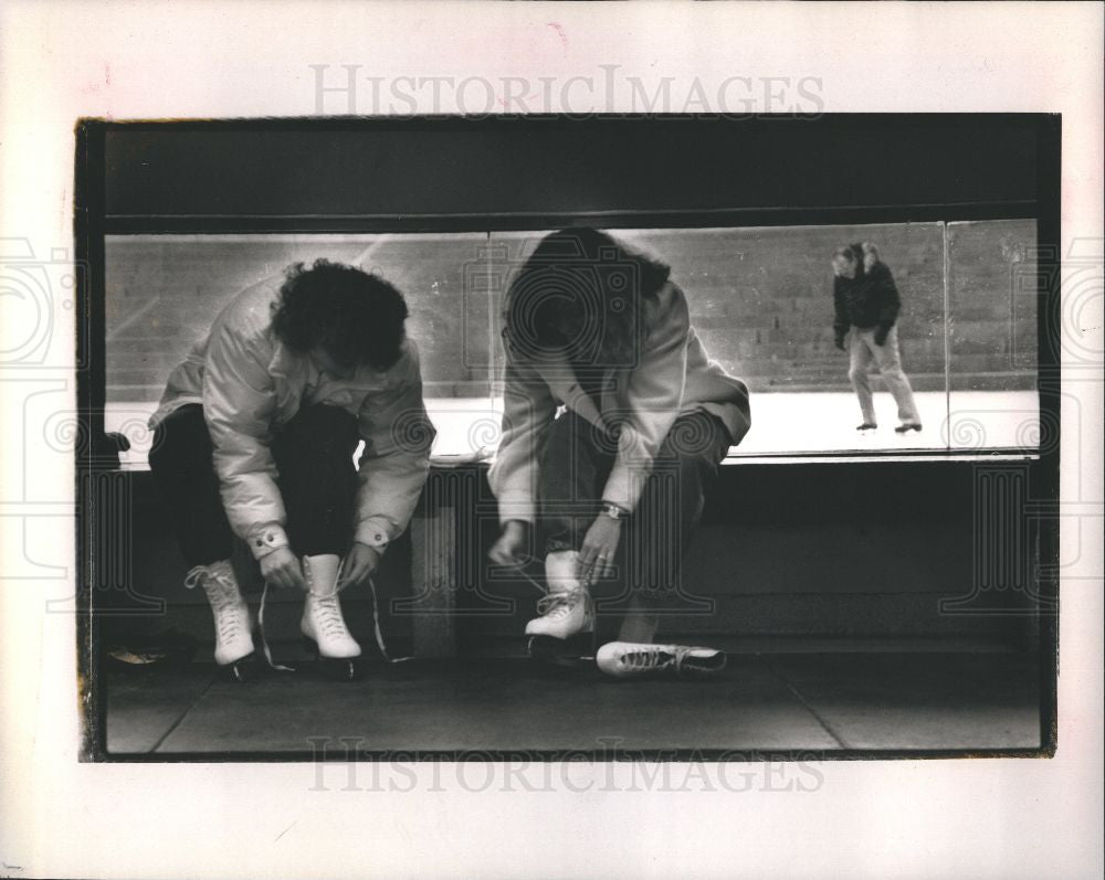 1989 Press Photo Hart Plaza Downtown Detroit Michigan - Historic Images