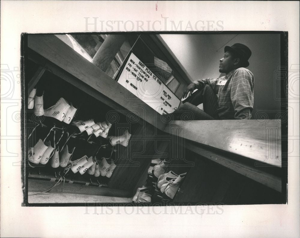 1989 Press Photo HART PLAZA ICE RINK Skates Tyrone Moss - Historic Images