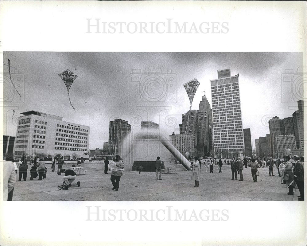 1980 Press Photo Hart Plaza Downtown Detroit Michigan - Historic Images
