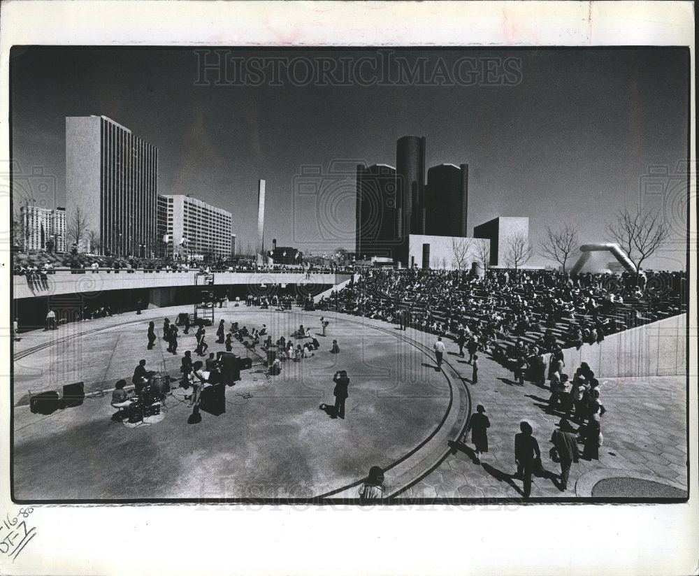 1981 Press Photo Band playing at Hart Plaza - Historic Images