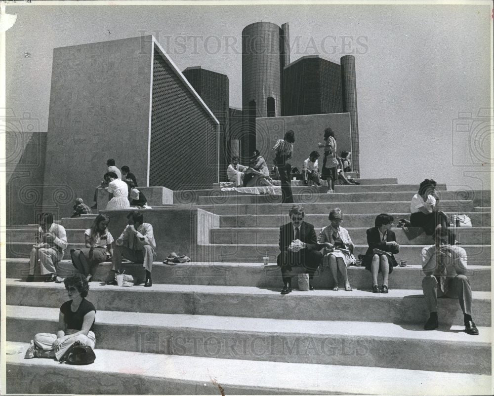 1979 Press Photo Brown Bag Lunches Lunchers Hart Plaza - Historic Images