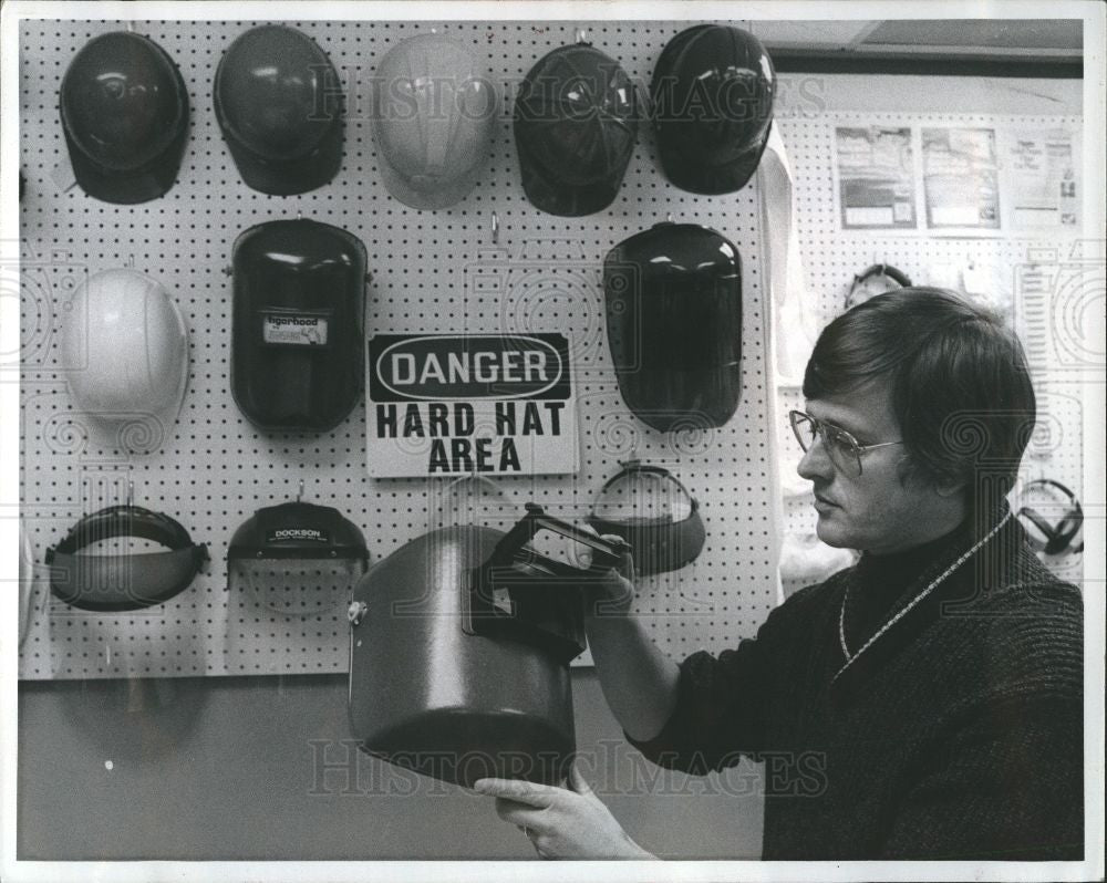 1977 Press Photo SAFETY CONSULTANT GARY ROBINSON HATS - Historic Images