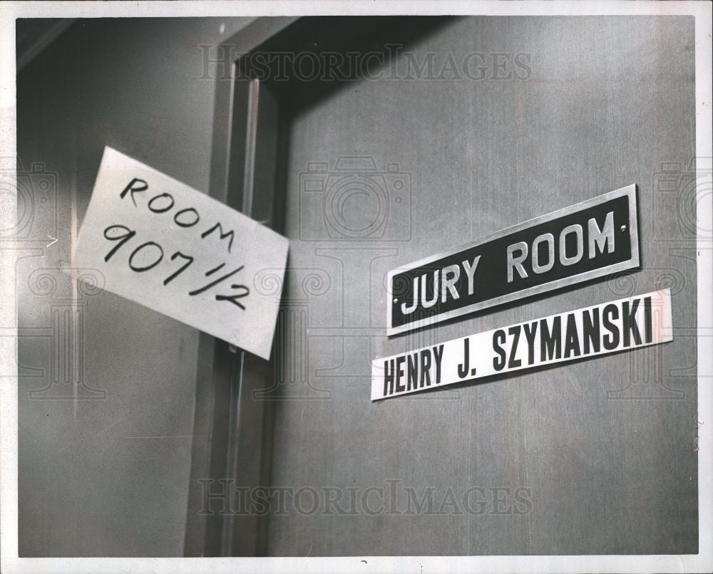 1967 Press Photo Judge Henry J Szymanski Room 907 1/2 - Historic Images