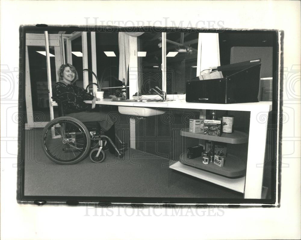 1987 Press Photo designing handicapped laura wettig - Historic Images