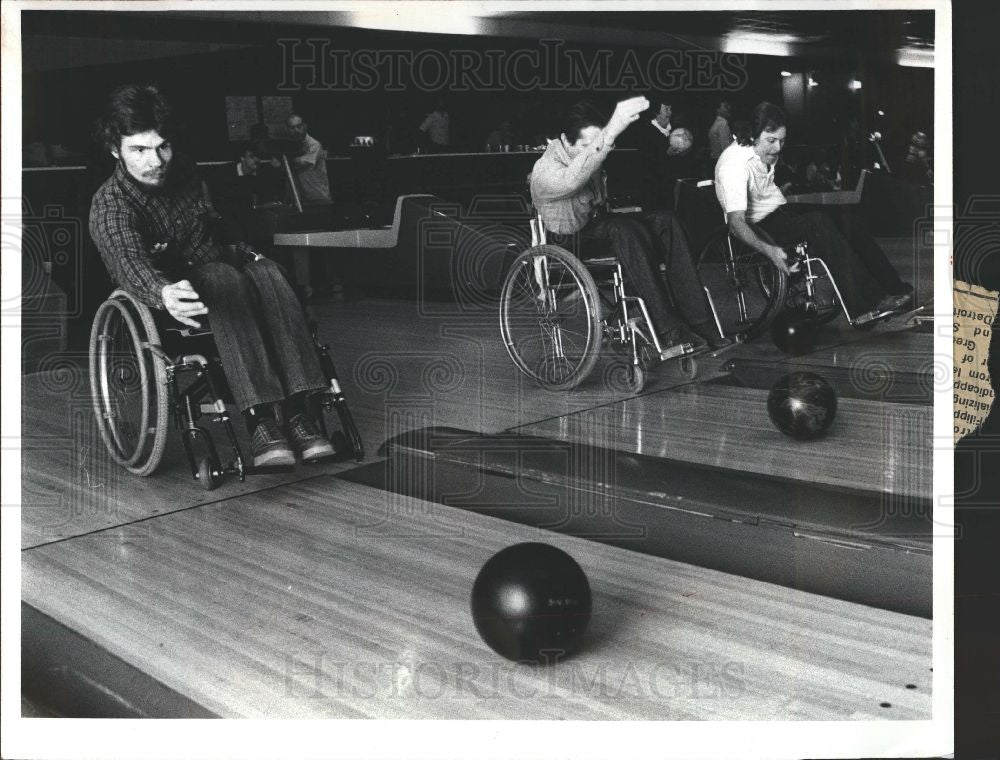 1982 Press Photo bowling charity dollars - Historic Images