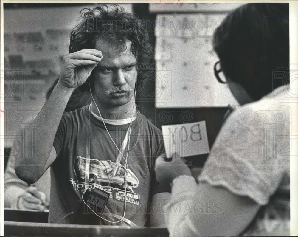1981 Press Photo James Holbrook Sight Vocals Boy Sign - Historic Images